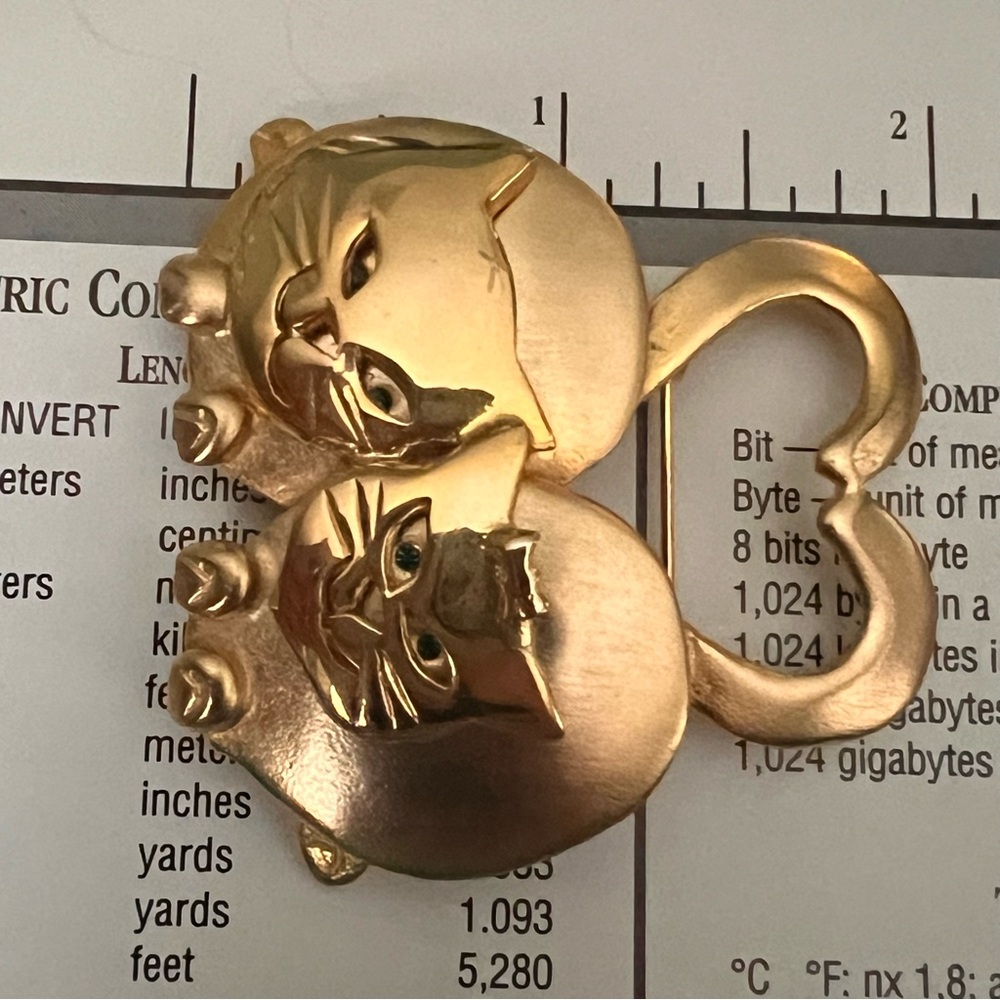 Vintage Cats Brooch Pin Ultra Craft Gold Tone Green Eyes Heart Love Signed - Picture 8 of 8